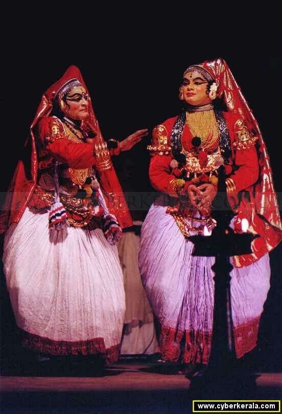 Kottackal Sivaraman & Kudamaloor Muraleekrishnan as Damayanthi & Thozhi in Nalacharitham Naalaam Divasam