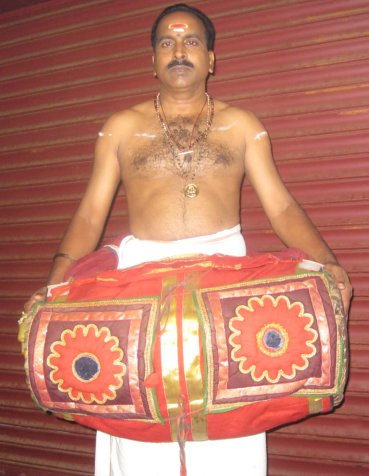 Kalamandalam Achutha Warrier performing on Maddalam