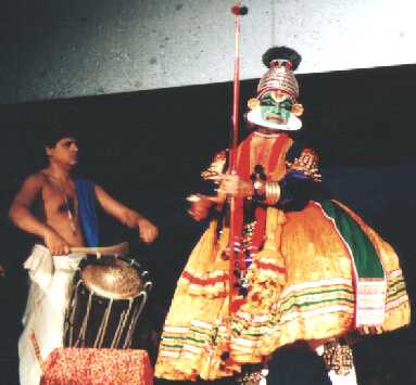 Kalamandalam Vijayakrishnan performing on chenda