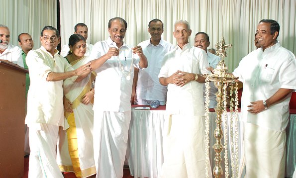 Kalamandalam M. Gopalakrishnan being honoured by Minister K. Babu
