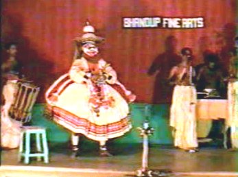 Tirur Nambissan singing for Kathakali